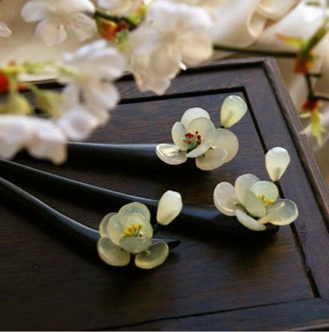 枕函香，花径漏。依约相逢，絮语黄昏后。时节薄寒人病酒，铲地梨花，彻夜东风瘦。@北坤人素材