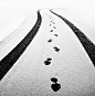 雪地上深深浅浅的脚印，是一个人的寂寞，一个人的风景，一个人的心情。