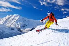 雪山滑雪的外国男人