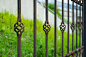 古老美丽的装饰金属锻造栅栏与艺术锻造。铁质生锈的护栏需要油漆和修理。