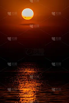 太阳光反射在海面上。天空在燃烧。橙色的太阳和美丽的日落在海上。美丽的风景与金色的阳光，大海和日落。大