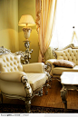 欧式室内环境-欧式花纹米白色真皮沙发