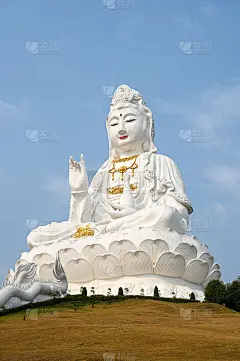 泰国清莱的白色大观音雕像