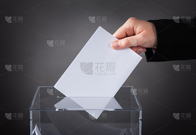 手把选票放入投票箱
