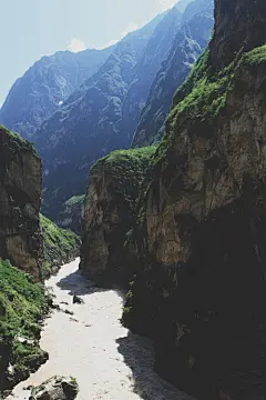 #你想要的那一干二净的黎明#要有多幸运你喜欢的人恰好也喜欢你/多少次我们咒骂人生太短唏嘘相见恨晚/而当我转过身却早已空无一人/ #壁纸# #摄影#