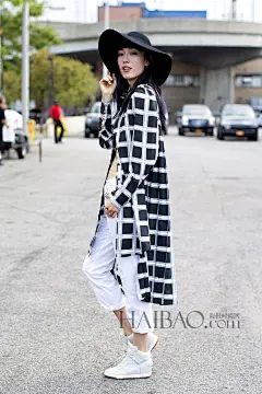 【最新图片】是模特却更像街拍达人！韩国模特Irene Kim和池贤静 (Hyun Jeong Ji) 秀场外街拍来PK，你为谁点赞？_图1_海报时尚网图片库