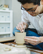 京都・清水に工房を構える「蘇嶐（そりゅう）窯」。京焼青磁の第一人者・初代諏訪蘇山（すわそざん）に師事した初代から数え、現在で四代目になるといいます。#传统手工艺# #日本职人文化##传统文化# ​​​​
