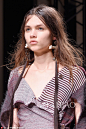 2016秋冬巴黎时装周：薇薇安·威斯特伍德 (Vivienne Westwood) 女装秀珠宝细节图
