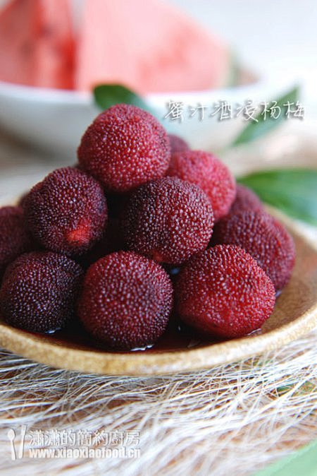 1.杨梅用淡盐水浸泡30分钟，取出晾干水...