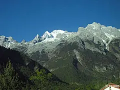 早上的天还蒙蒙亮，雪山就发散出威武磅礴的气势，远远望去，山峦连绵不绝，高耸于蓝天...