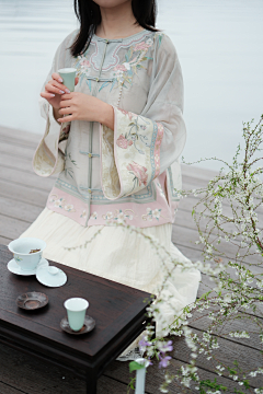 一条小瑞珺采集到中国传统服饰｜汉服 + 汉元素｜造型、绘画参考