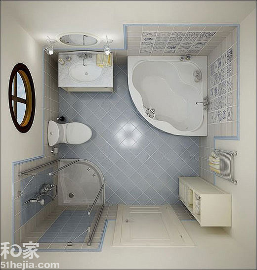 俯看整个卫生间，浅蓝色的瓷砖，显得尤为清...
