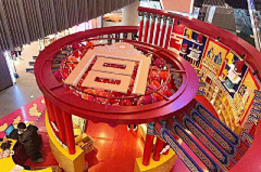 84家mall，超300张美图，2019商场春节美陈大PK_装置 : 本次广州太古汇新春系列活动，主角是闻名于世的广彩，商场各处设置了锦彩丰年、千金品茗、花映彩雀、福娃贺岁四个主题的新年装置。 成都远洋太古里携手芬兰插画艺术家Janine Rewell打造了大型艺术装…
