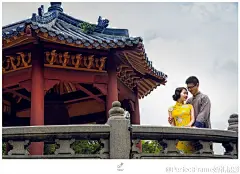城内仿古建筑与城外现代高楼相影仿若穿越在古代的文明与现代的繁盛时光隧道中，一幅幅流闪而过的剪影变幻着，高楼大厦灯红酒绿，或许爱情就是如此简单！#广州婚纱摄影#  #中大婚纱照#