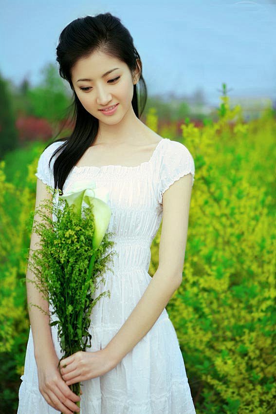 尘世里最美的愿，还在，轻柔的风中流连，一...