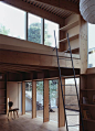 树型房子——富士山建筑师工作室，这种建构模式定义为极坐标体系，描述元素的位置与中点的距离和角度。具体上，它由51mm厚的单板拱形梁柱框架相对旋转11.25°形成放射型的建构体系。