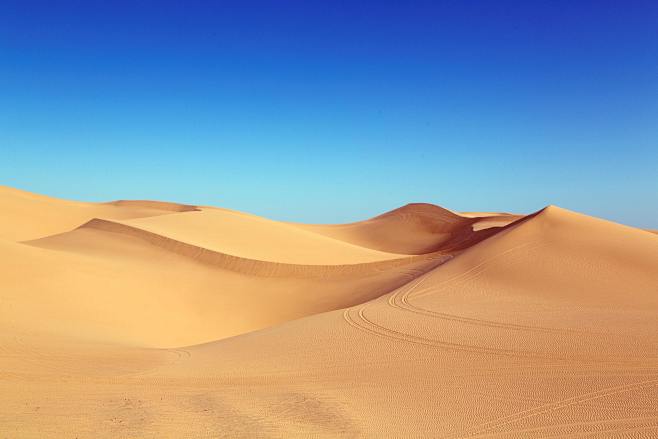 沙漠荒丘龟裂地面背景