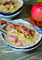 【包菜鸭肉泡粥】
泡粥---上海人的习惯，泡粥是不用泡的很绸的，米粒子可以是一粒一粒的。所以，根据自己的喜好去做。 

