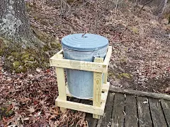 金属垃圾或垃圾桶装在木架内