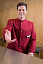 人,建筑结构,制服,度假,室内_126172179_Portrait of a waiter smiling_创意图片_Getty Images China