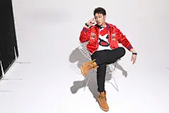 潘玮柏受邀参与海报时尚网《星妆上报》美容大片拍摄：帅了10年也不过期？！他和吴昕的恋情简直是在为直男正名！