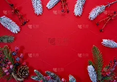红色的背景上有云杉树枝、圣诞树玩具、手工礼物、雪花