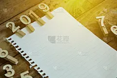 2018年的布针和一张白纸。复制空间的文本或标志。太阳耀斑。