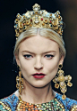 华丽的巴洛克风！Dolce & Gabbana，拜占庭女王陛下.......<a class="text-meta meta-tag" href="/search/?q=皇冠">#皇冠#</a> <a class="text-meta meta-tag" href="/search/?q=饰品">#饰品#</a> <a class="text-meta m