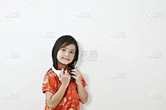 女童过年带着耳机听音乐