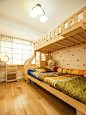 儿童房间采用的原木素材很多，很是环保。天花板上的灯使用三个小灯，能使整个房间都很通亮。