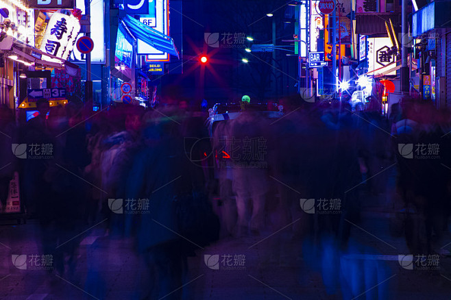 东京新宿市中心的霓虹夜街