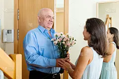 年长的男人给女人献花