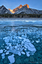 冰层中的气泡 © Scott Dimond @ 加拿大 阿尔伯塔省 亚伯拉罕湖 〉佳能 EOS 5D Mark III · 17mm · 1/6s · f/11 · ISO100_全球摄影精选