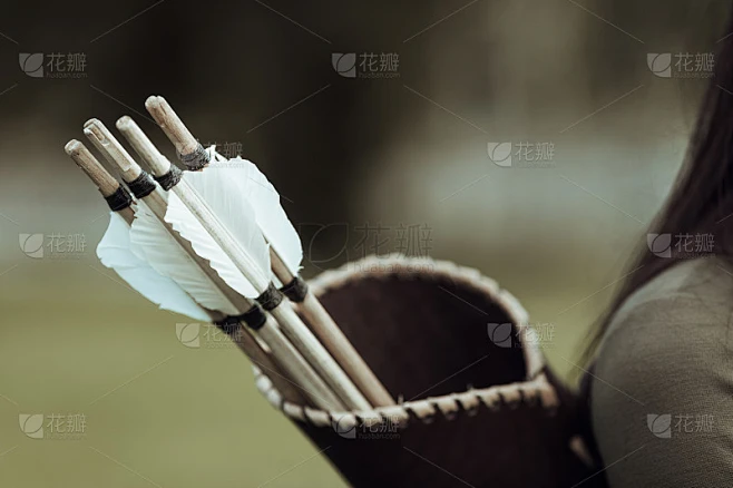 古代女弓箭手背上有箭的箭筒素材-花瓣网