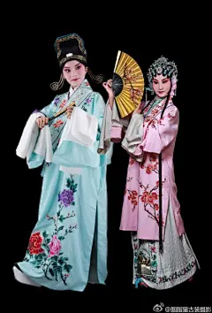 庆春节，京剧写真仅需888元即可拍摄四套服装（全新）+80张底片（全送）+10寸相册（10张）+12寸水晶+10寸拉米娜+40*60海报+定制剧照光盘+专业演员化妆造型+高级摄影师二对一服务。留几张另类照片，心动了吗？快快拨打小编电话预约吧电话：010-87696977 地址：北京市丰台区鑫源国际1号楼304