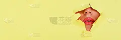 美容院广告横幅，有文案空间。明亮的嘴唇与闪光透过孔在黄色的纸背景。化妆师，美的概念。化妆品销售