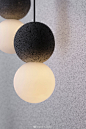 【Origo Lighting系列灯具】<br/>来自墨西哥城的studio davidpompa近日推出了全新作品Origo灯具系列，该系列将在2019米兰设计周期间正式发布。项目通过将火山岩和乳白色玻璃两种材质结合在一起，探索了物质性与纹理的概念，从而创造出两种截然相反元素的互补组合。 ​​​​