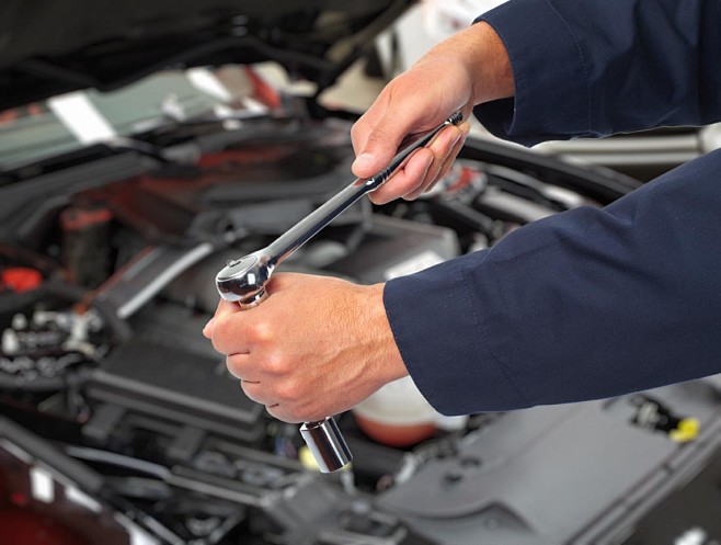 维修汽车的工人高清图片