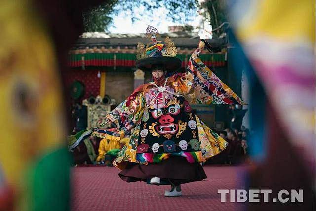 扎什伦布寺举行“跳神”活动，为众生祈福_...