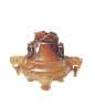 清玛瑙螭纽狮足香炉
此展品为清代文物。高12.1cm，腹径15.9cm，口径9.9cm。玛瑙由于纹带美丽，自古就被人们用于装饰，是古代的“七宝”之一。这件玛瑙香炉为红褐色，盖为钟形，顶部盘踞一螭作为纽，盖身饰三只象首，象鼻弯曲，各勾住一个活环。炉身两端装饰以龙首穿环耳。炉体外壁浮雕折枝牡丹，底足为狮爪状。该器不仅器形较大，而且将当时玉器装饰的多种流行元素都运用在其中，工艺精细而华丽，不失为一件精品。现收藏于杭州博物馆。