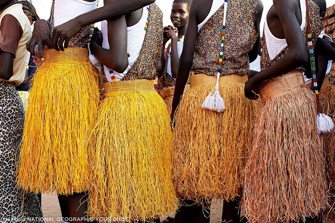 【南苏丹的舞者】传统舞者排成队伍，准备在...