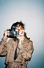 微笑女王演繹俏皮中性魅力：鄭麗媛出鏡《Dazed Korea》9月刊 - The Femin : 有微笑女王美譽的鄭麗媛，相信韓劇迷都不陌生，當年她憑藉飾演《我愛金三順》的熙真一角走紅，除了演技自然，精緻五官和纖細身材也留給粉絲深刻印象，這回她登封《Dazed Korea》九月刊，展現不同以往柔弱形象的個性時尚魅力...