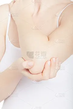 穿白衬衫的女人手肘在白色疼痛，剪小路