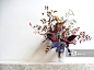 A standing alone vase with autumn plant and flower arrangement over a mantel.详情 - 创意图片 - 视觉中国 VCG.COM
