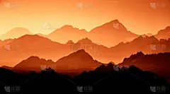 一个美丽的，彩色的，抽象的山区景观在一个红色的调性。装饰、艺术。