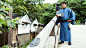 男 に立っている日本の伝統的な旧市街 - kimono ストックフォトと画像