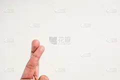 一对幸福的情侣把爱情画在手指上。情人节的概念