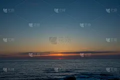 黄昏时海面平静，天空晴朗