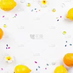 夏天的热带平原上满是柑橘类水果和鲜花。热带夏季概念，海滩目的地