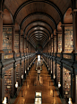 爱尔兰Trinity College Library。 图书馆建立于 1592年，藏有大量的珍贵著作，其中由修道士于9世纪完成的“凯尔经”极为珍贵。
